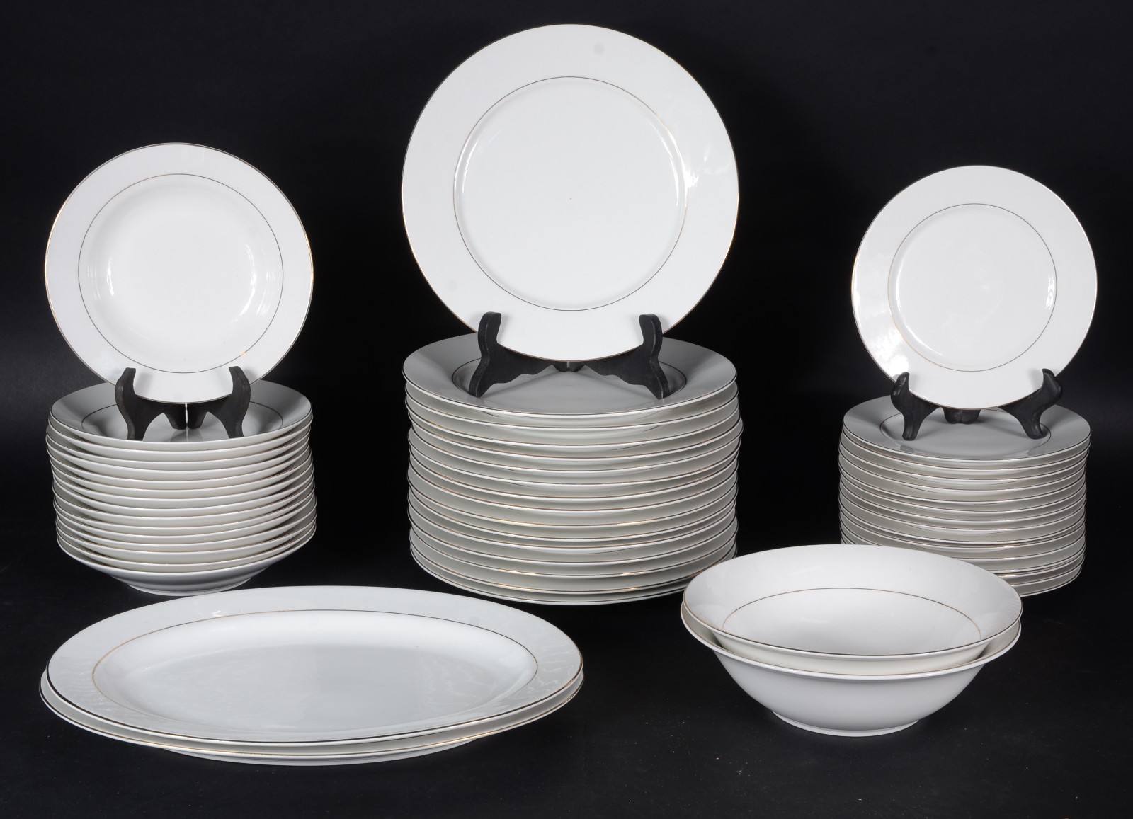 Aparelho de jantar de porcelana chinesa na cor branca com fino friso... - foto 1 de 3