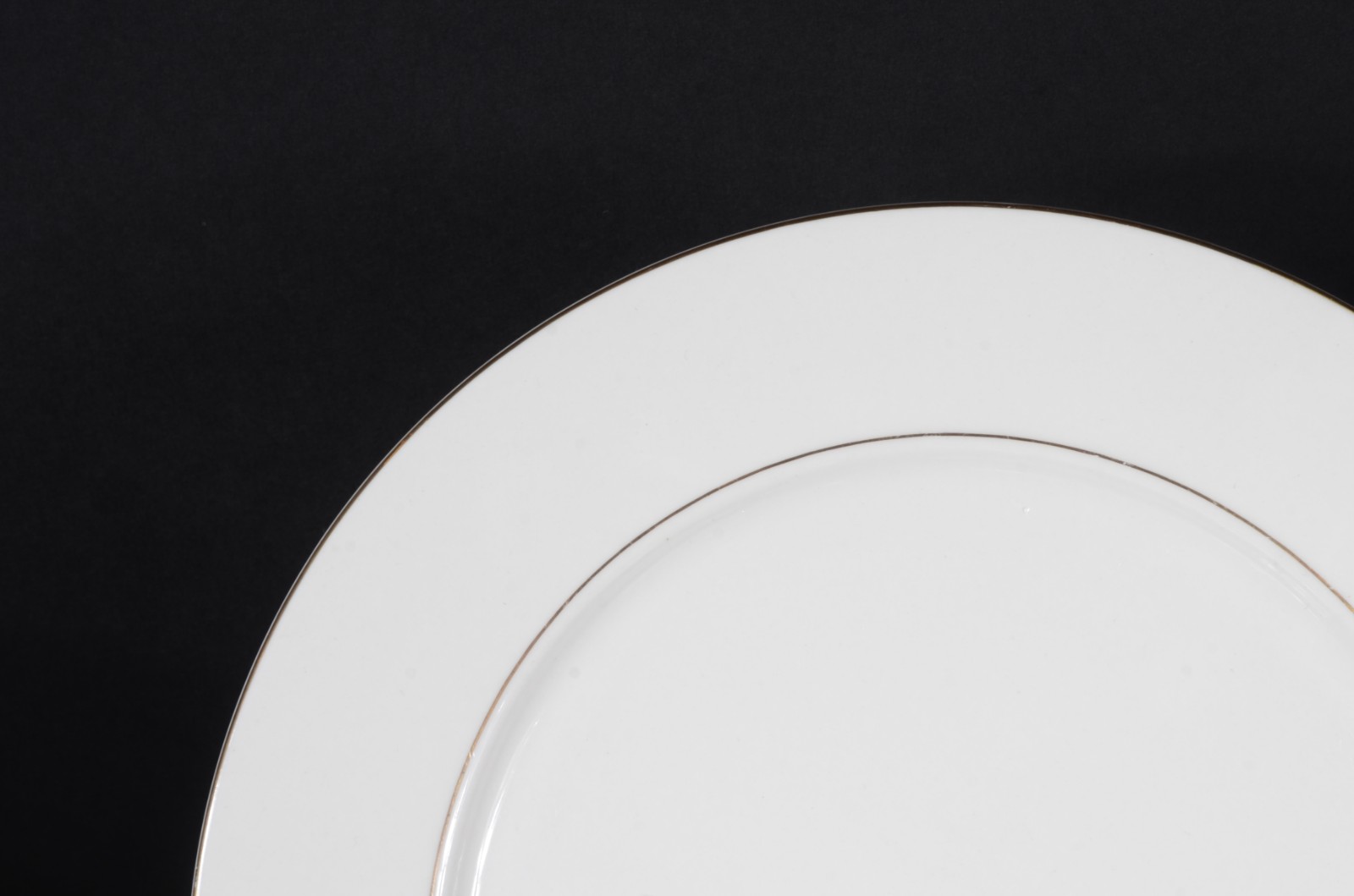 Aparelho de jantar de porcelana chinesa na cor branca com fino friso... - foto 2 de 3
