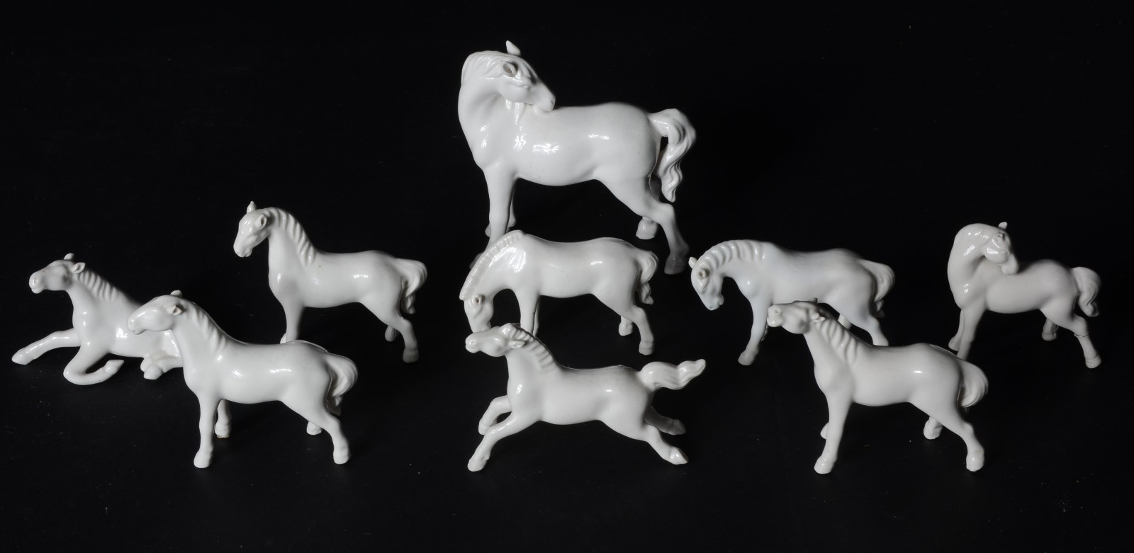 Conjunto com 9 pequenos cavalos de porcelana branca (um com a perna... - foto 3 de 5