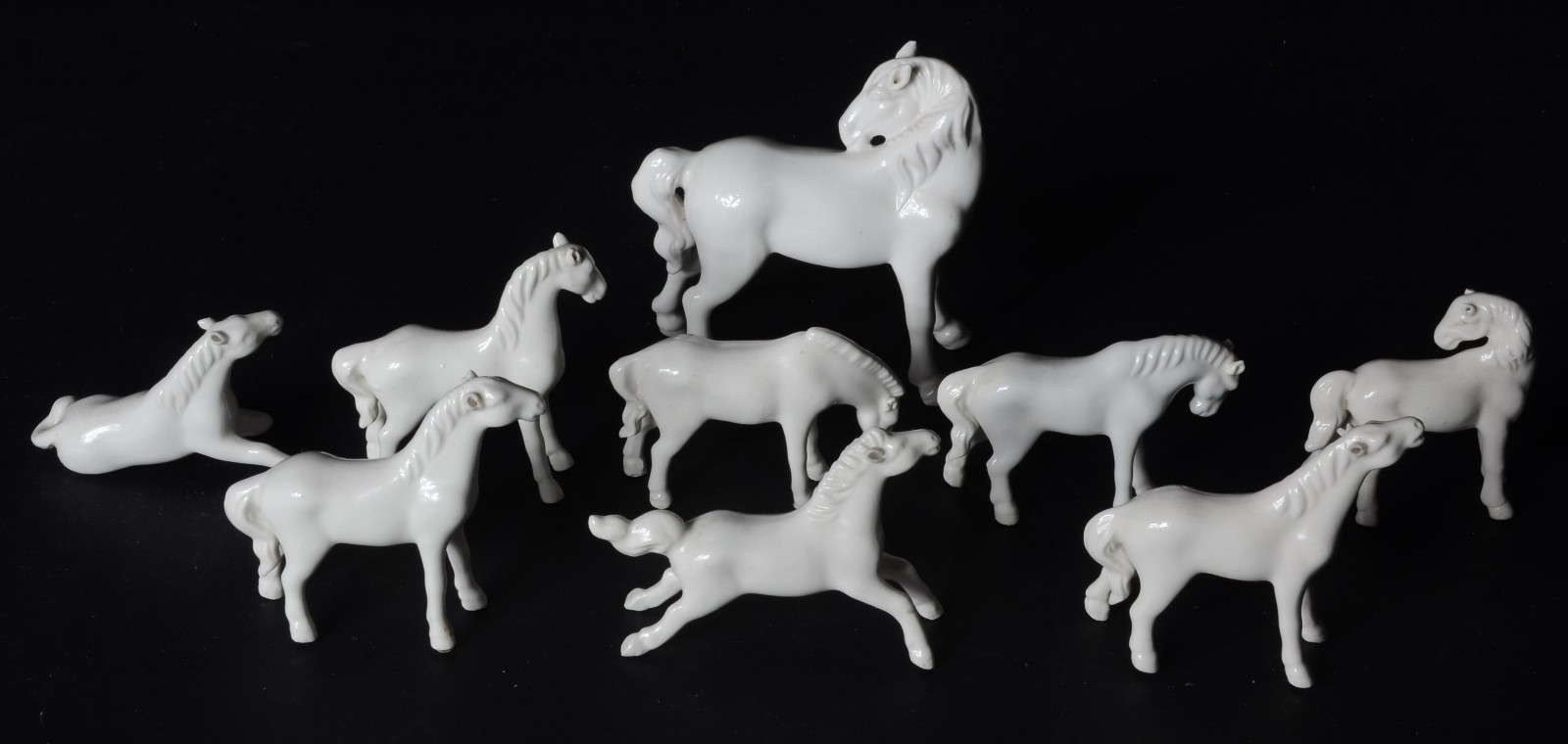 Conjunto com 9 pequenos cavalos de porcelana branca (um com a perna... - foto 4 de 5