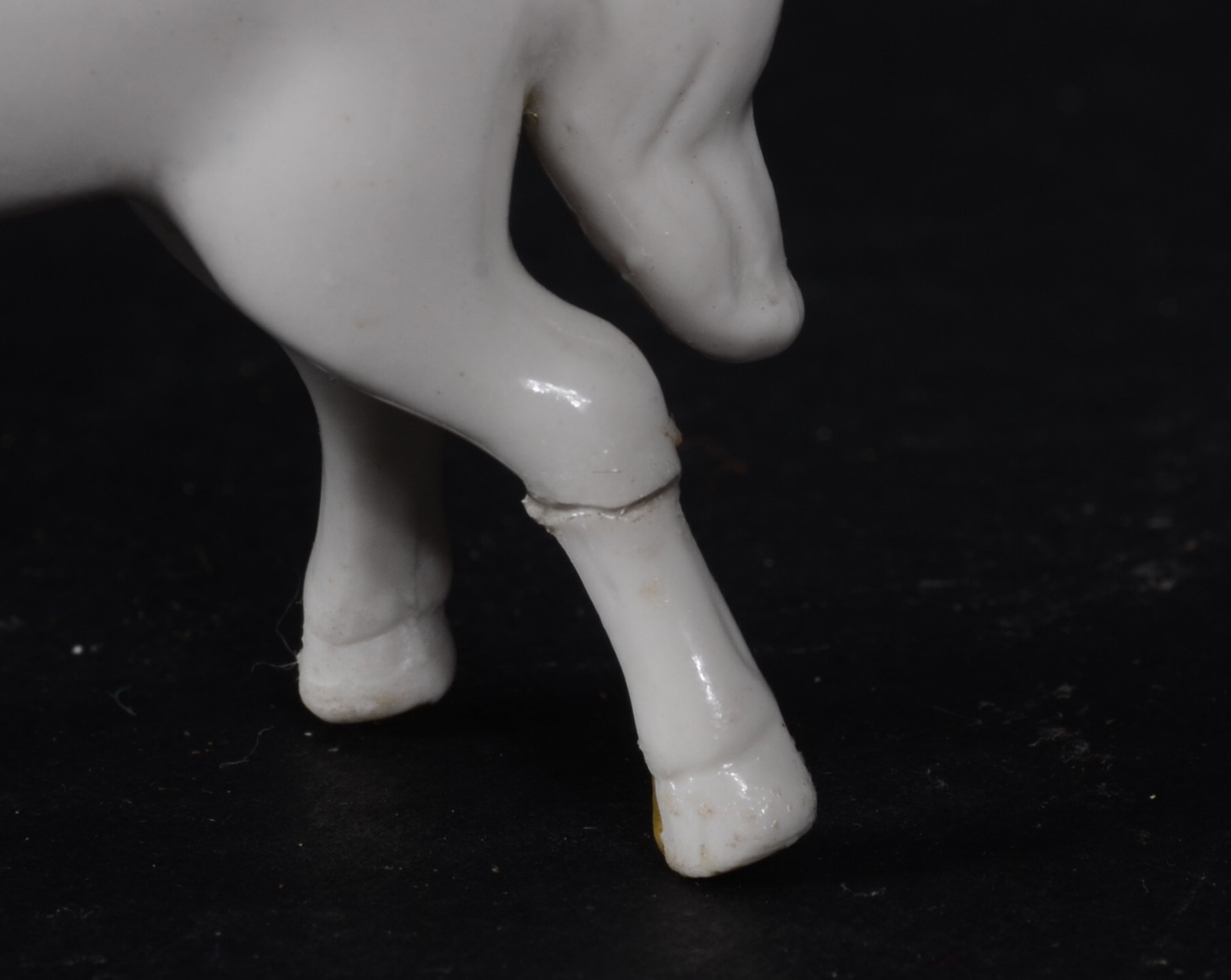 Conjunto com 9 pequenos cavalos de porcelana branca (um com a perna... - foto 5 de 5