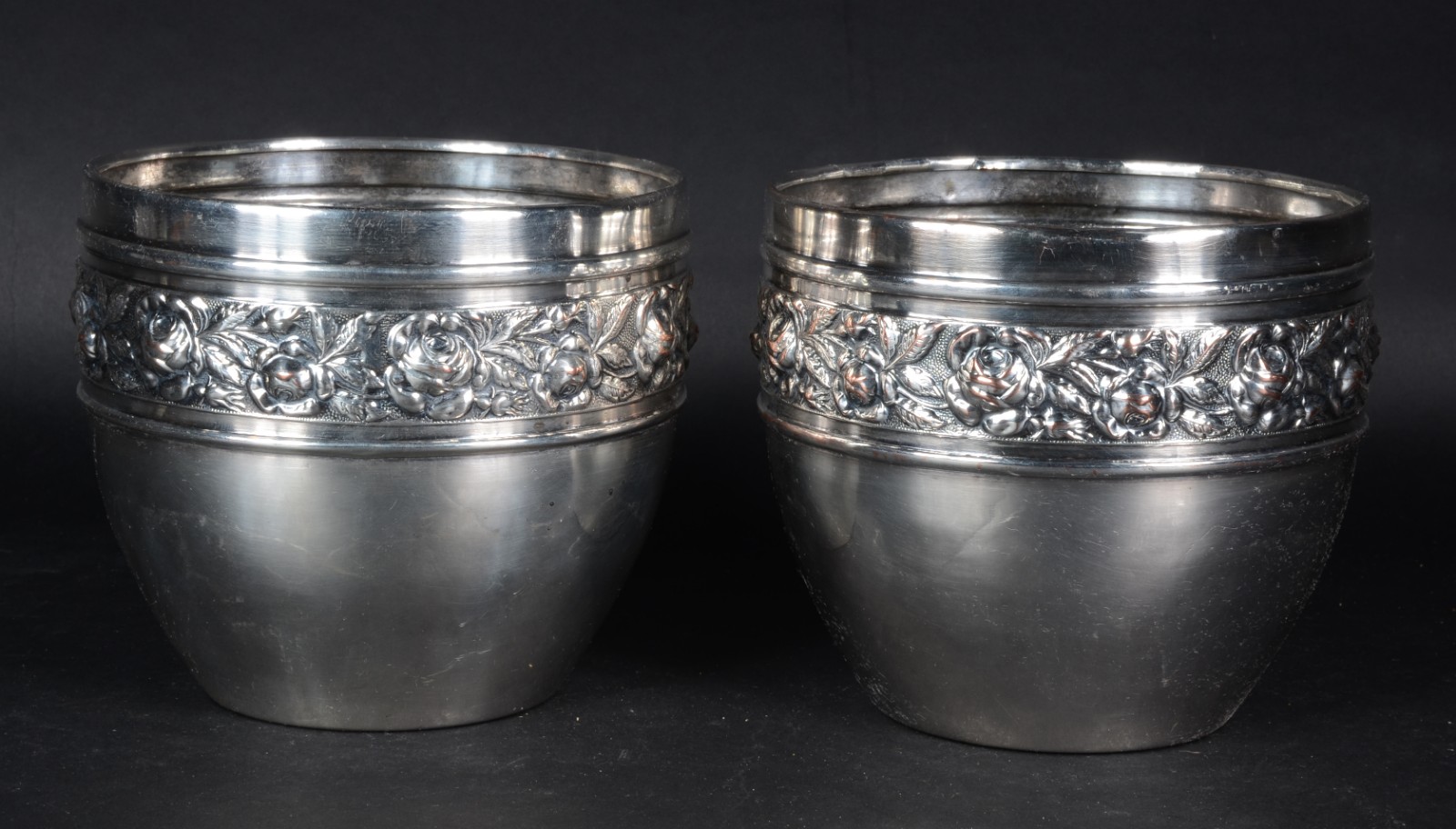 Par de cachepots de metal prateado com grega floral em relevo... - foto 1 de 3