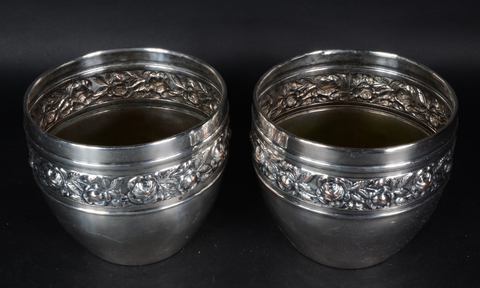 Par de cachepots de metal prateado com grega floral em relevo... - foto 2 de 3