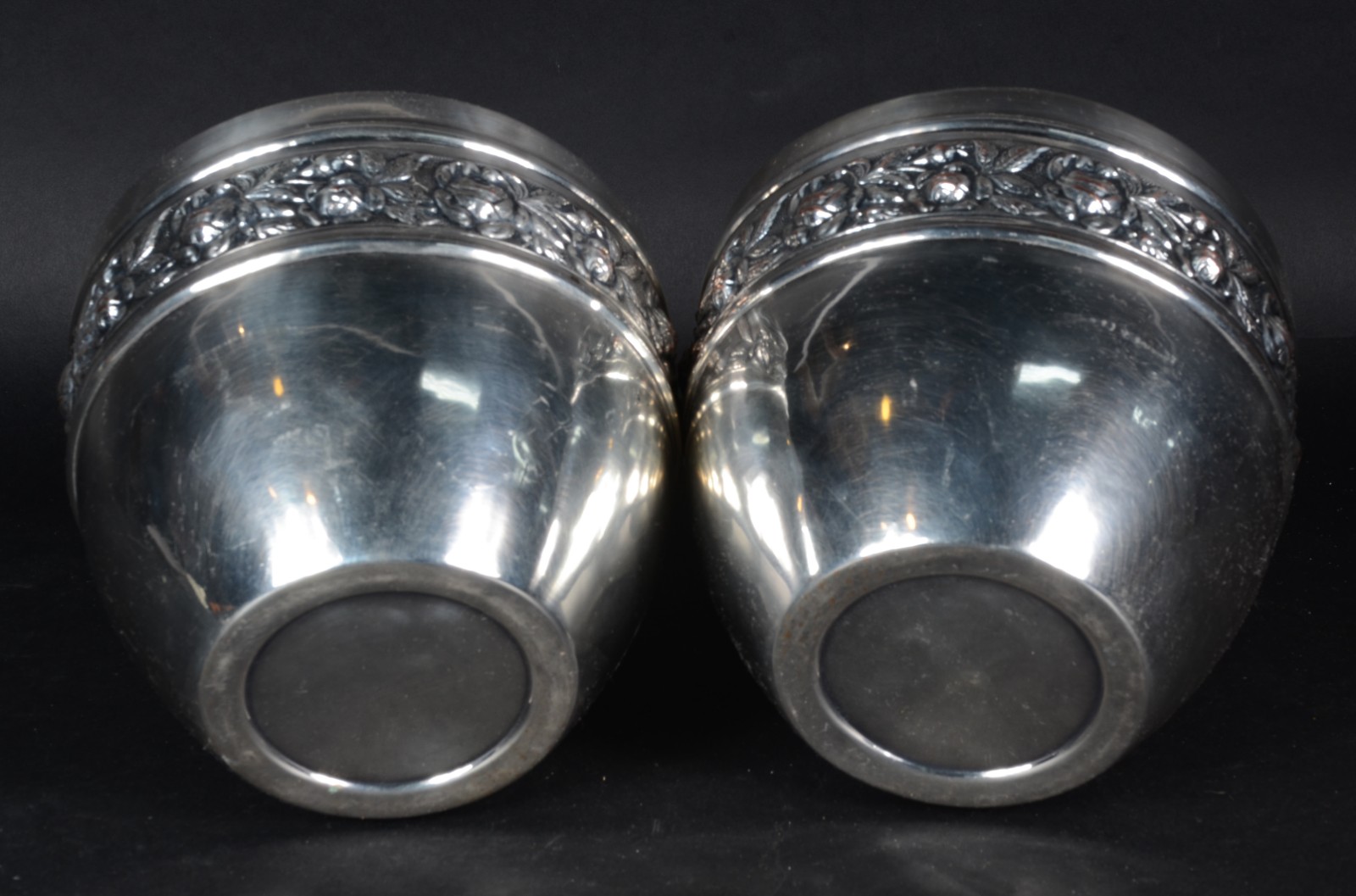 Par de cachepots de metal prateado com grega floral em relevo... - foto 3 de 3