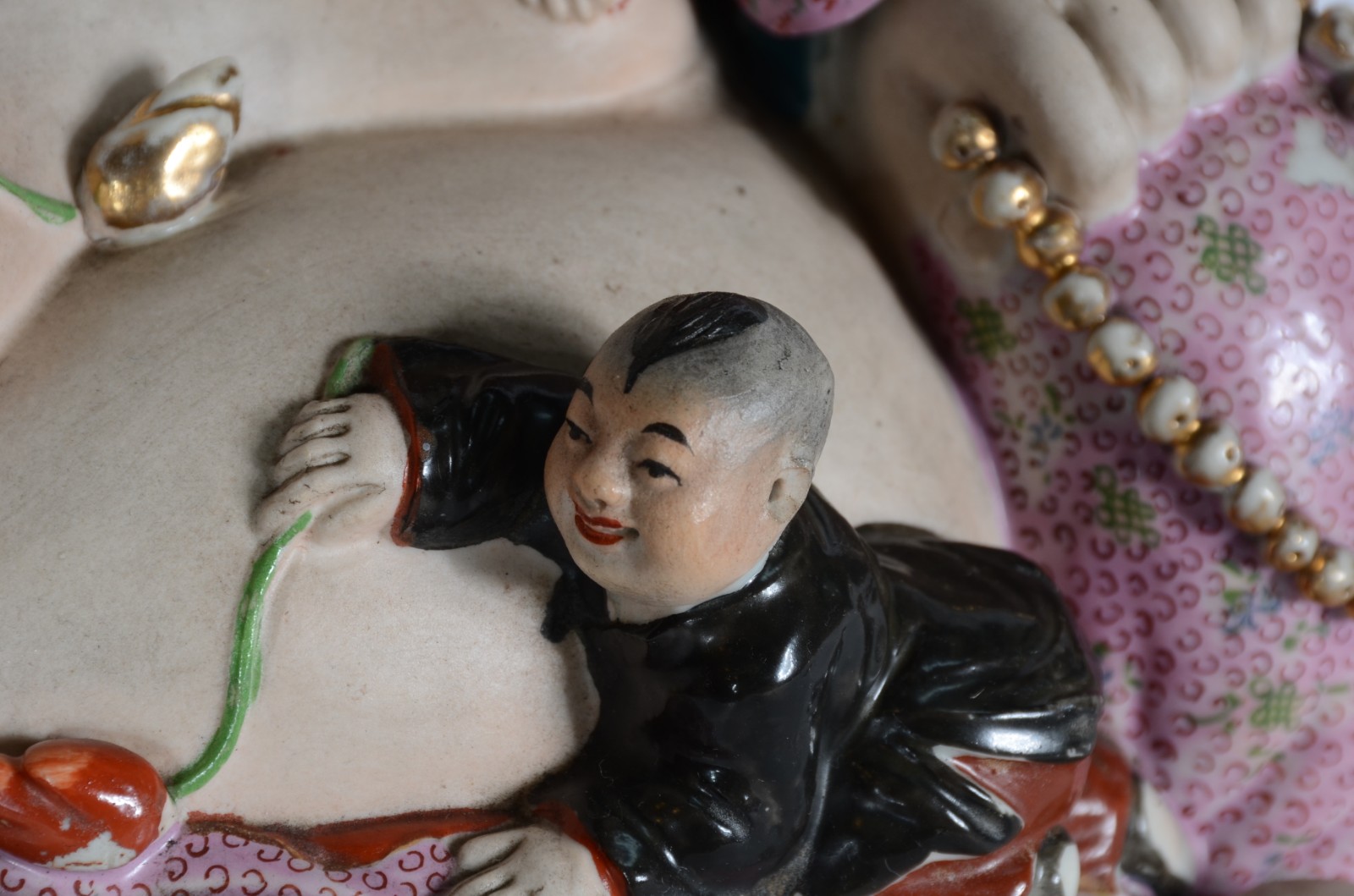 Buda da fertilidade de porcelana policromada, base de madeira. - foto 4 de 11