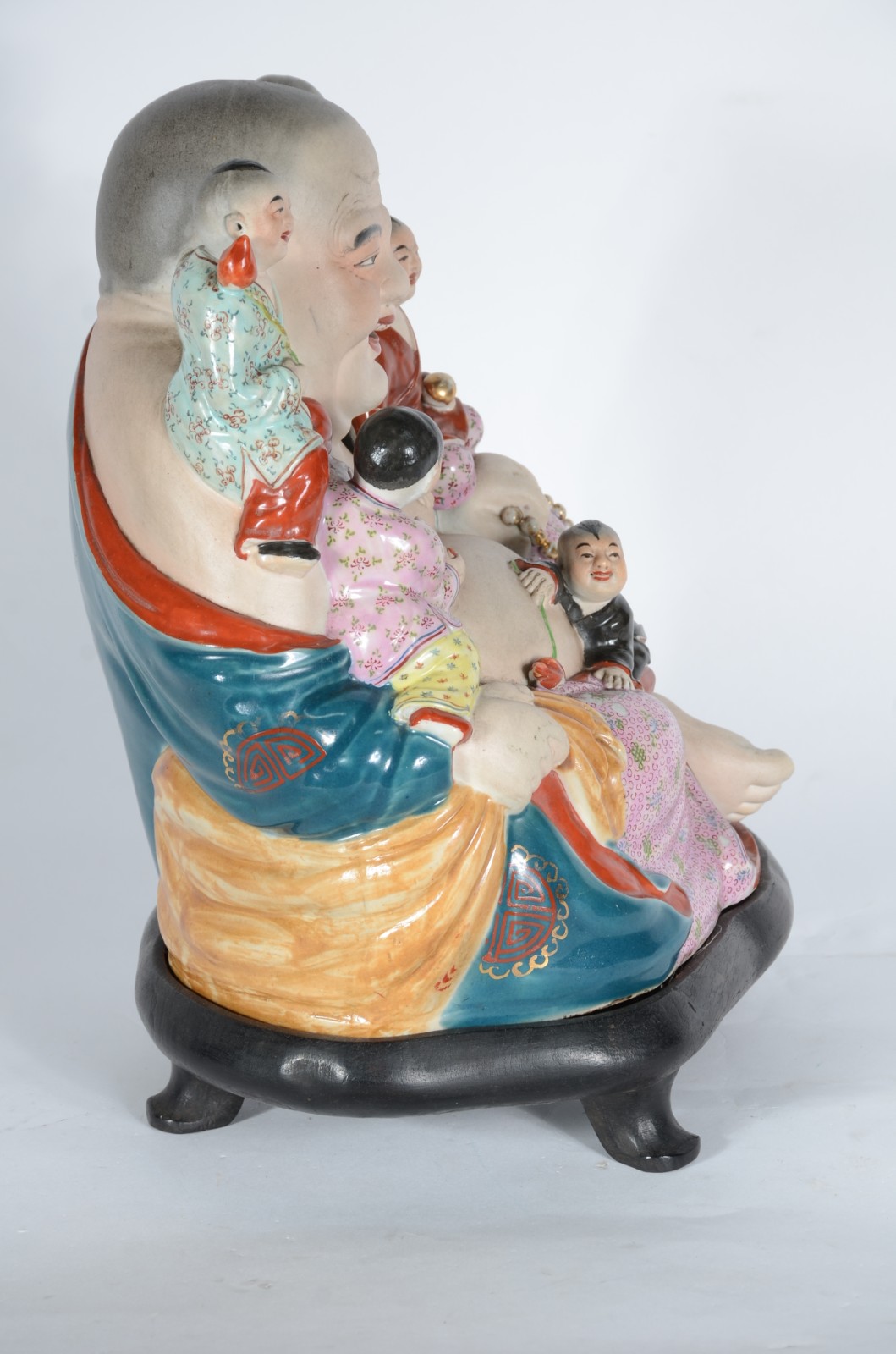 Buda da fertilidade de porcelana policromada, base de madeira. - foto 9 de 11