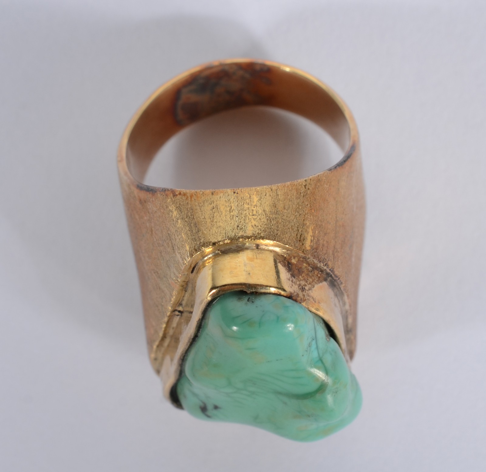 Anel de ouro 18 k., com pedra turquesa. Aro 18 k. (Por motivos de... - foto 2 de 5
