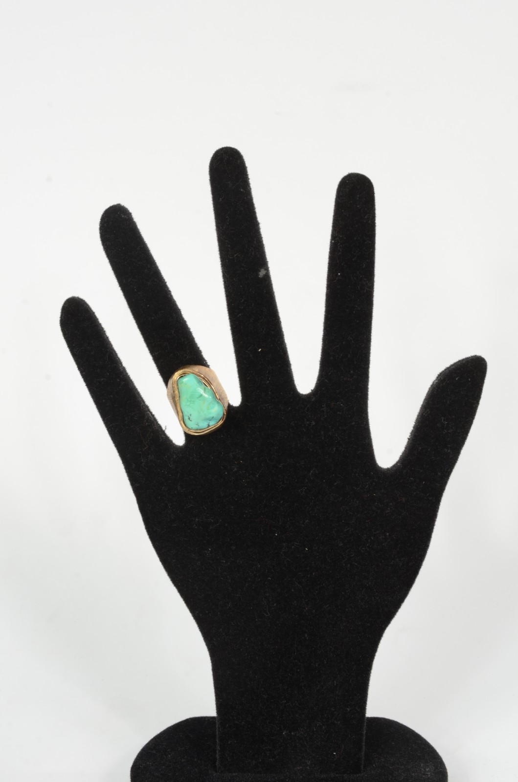 Anel de ouro 18 k., com pedra turquesa. Aro 18 k. (Por motivos de... - foto 4 de 5