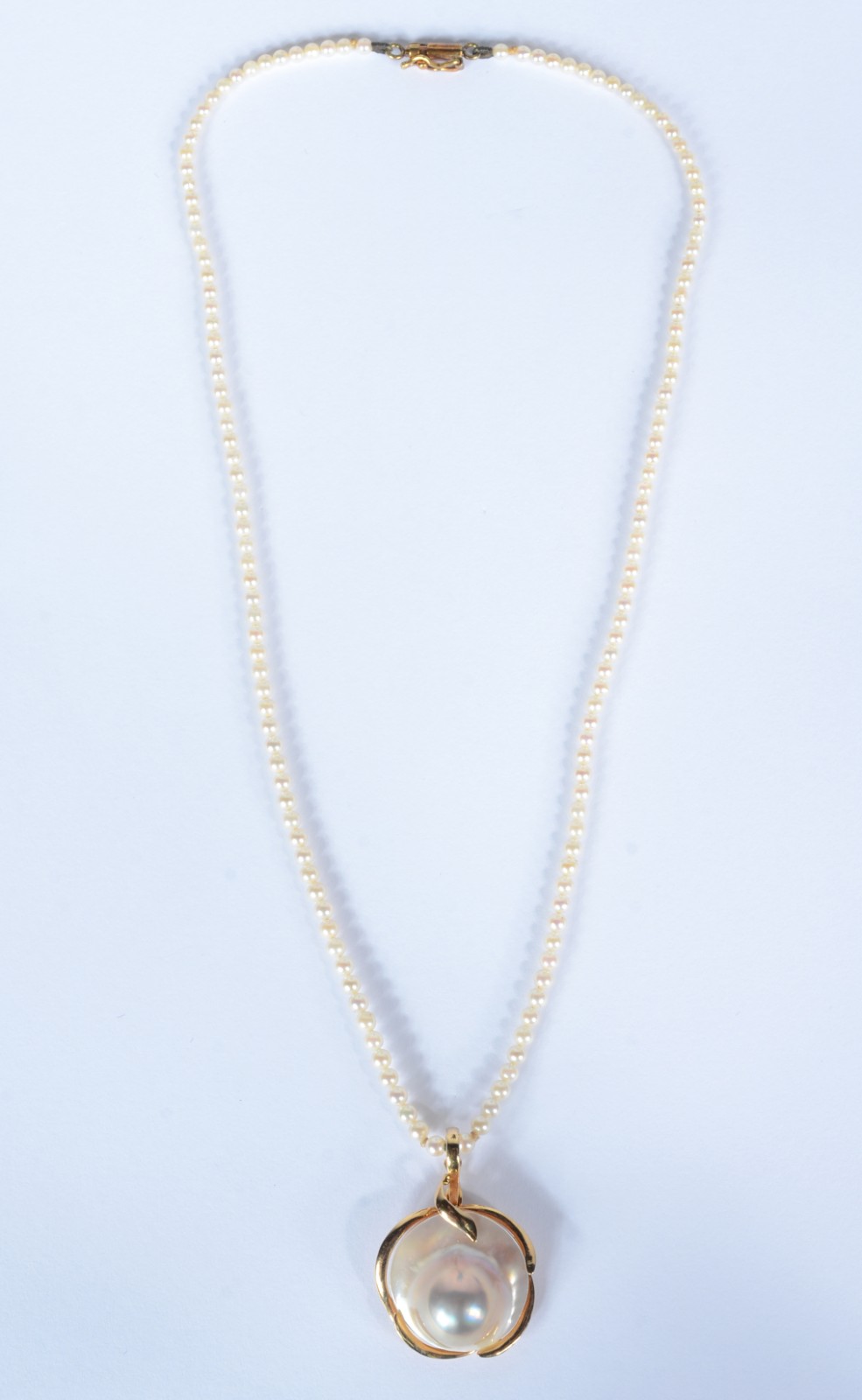 Colar com mini perolas com pendente, fecho em ouro 18 k. Acompanha... - foto 2 de 6