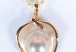 Colar com mini perolas com pendente, fecho em o... - Colar com mini perolas com pendente, fecho em ouro 18 k.  Acompanha pendente. (Por motivos de segurança a peça não se encontra na loja).