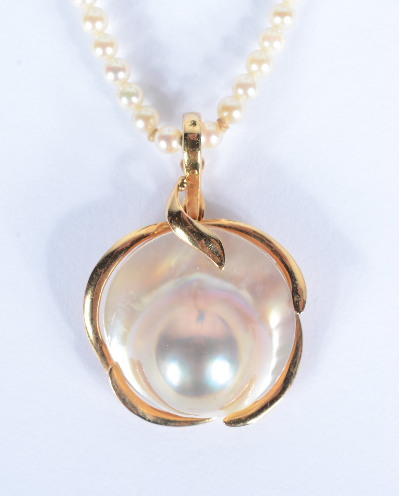 Colar com mini perolas com pendente, fecho em ouro 18 k. Acompanha... - foto 1 de 6