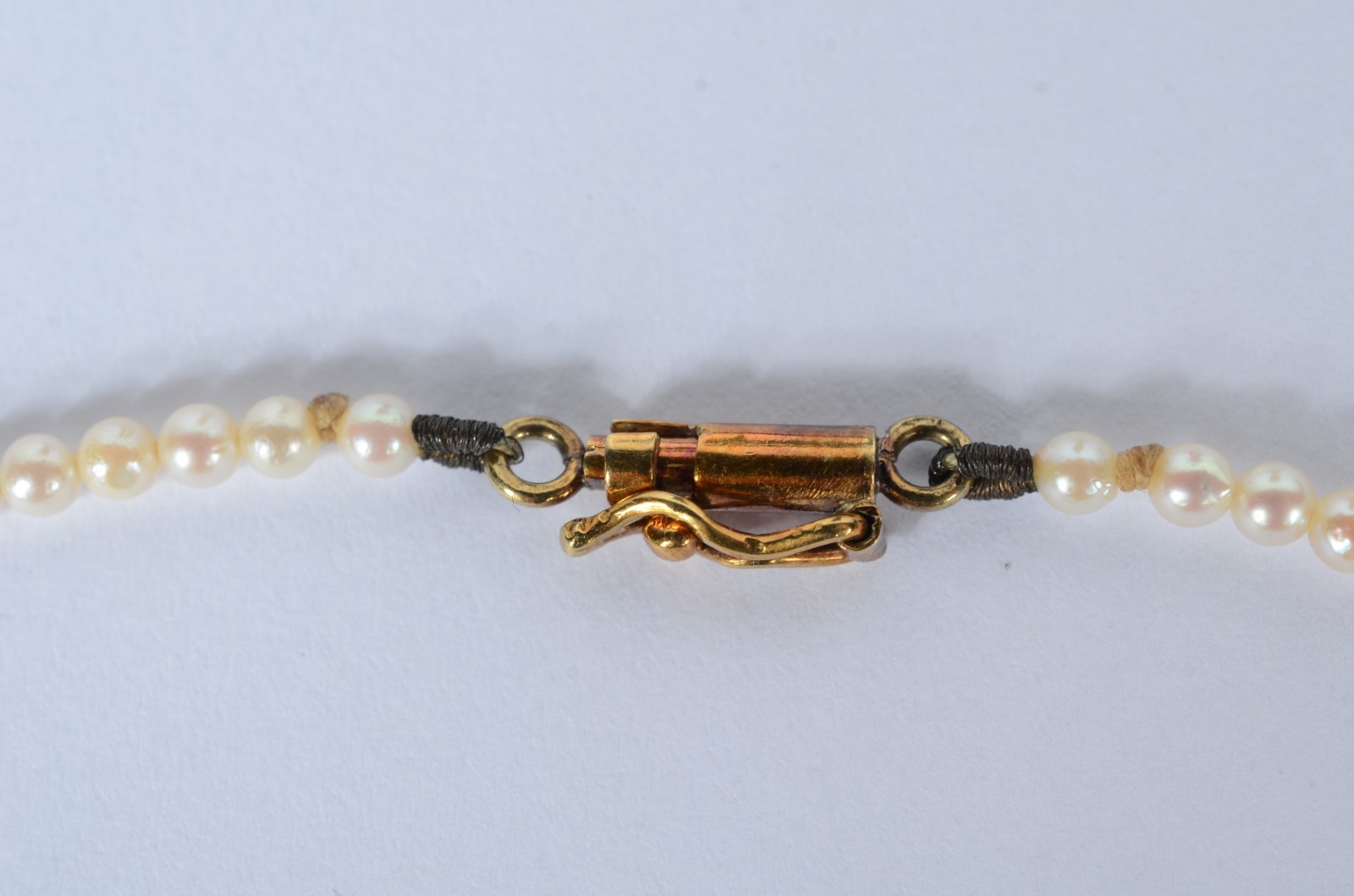 Colar com mini perolas com pendente, fecho em ouro 18 k. Acompanha... - foto 3 de 6