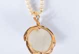 Colar com mini perolas com pendente, fecho em o... - Colar com mini perolas com pendente, fecho em ouro 18 k.  Acompanha pendente. (Por motivos de segurança a peça não se encontra na loja).