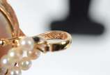 Colar com mini perolas com pendente, fecho em o... - Colar com mini perolas com pendente, fecho em ouro 18 k.  Acompanha pendente. (Por motivos de segurança a peça não se encontra na loja).