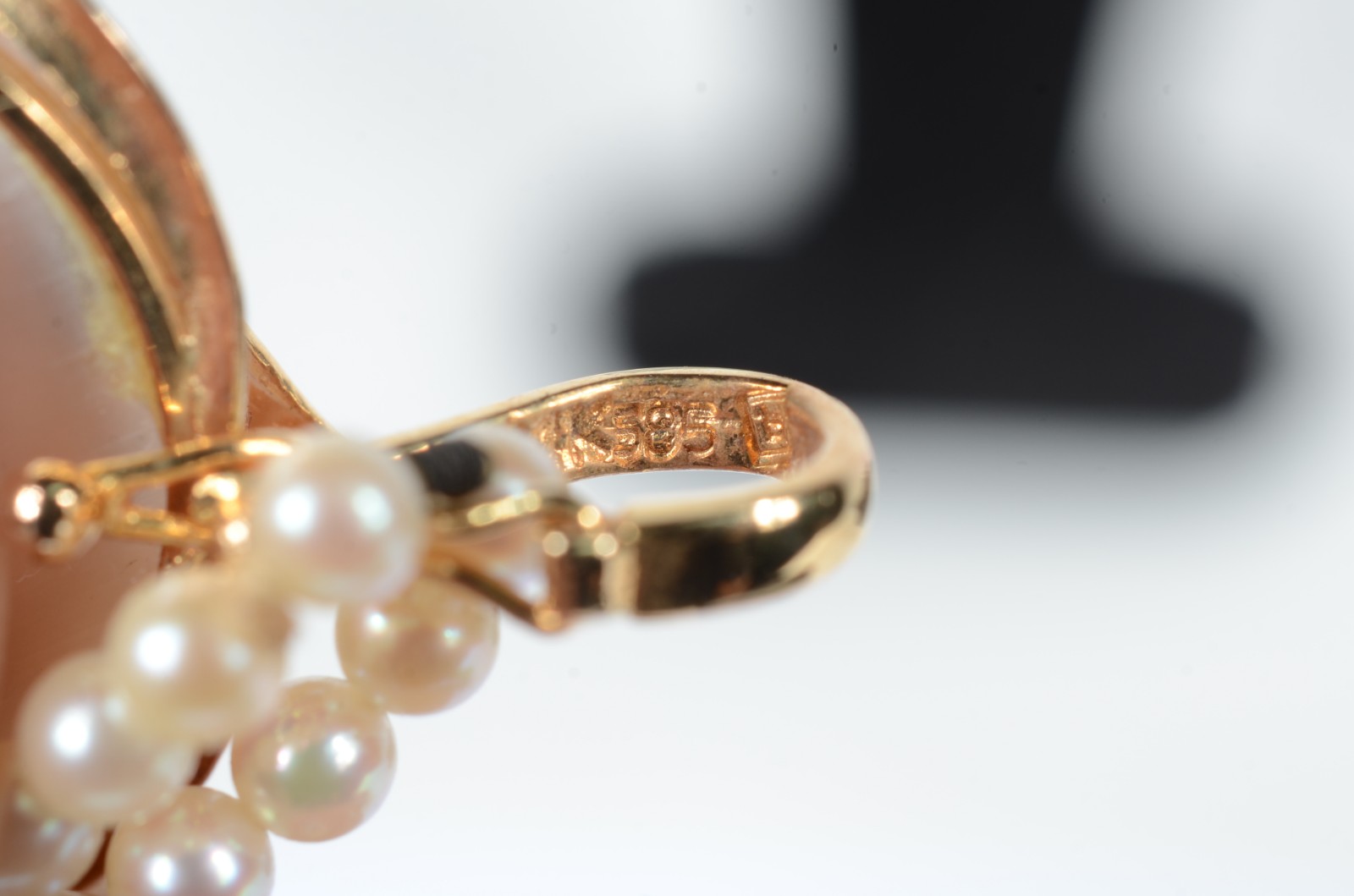 Colar com mini perolas com pendente, fecho em ouro 18 k. Acompanha... - foto 5 de 6