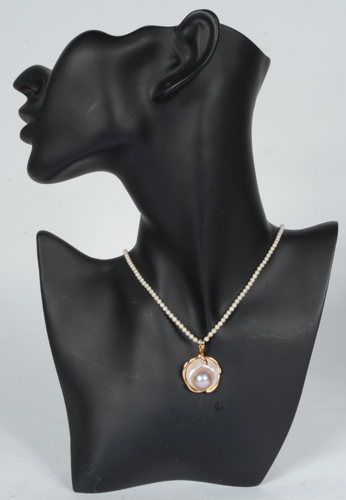 Colar com mini perolas com pendente, fecho em ouro 18 k. Acompanha... - foto 6 de 6