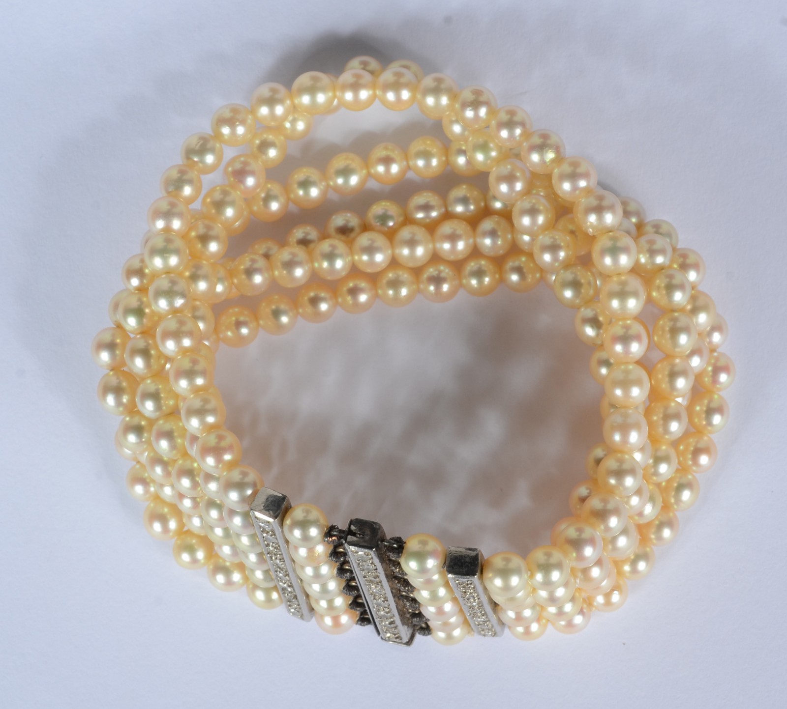 Pulseira com 6 fios de perolas, fecho de platina com brilhantes. (Por... - foto 5 de 5