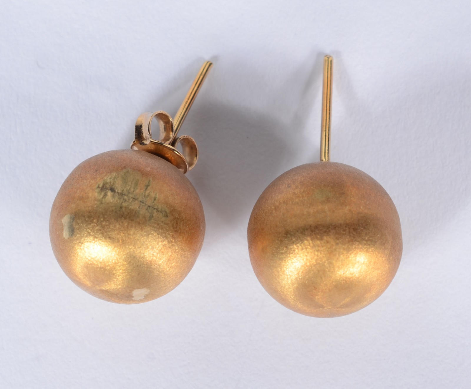 Par de brincos na forma de esferas de ouro 18 k. Apenas com uma... - foto 1 de 4