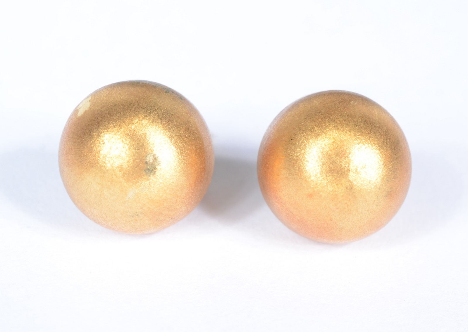 Par de brincos na forma de esferas de ouro 18 k. Apenas com uma... - foto 2 de 4