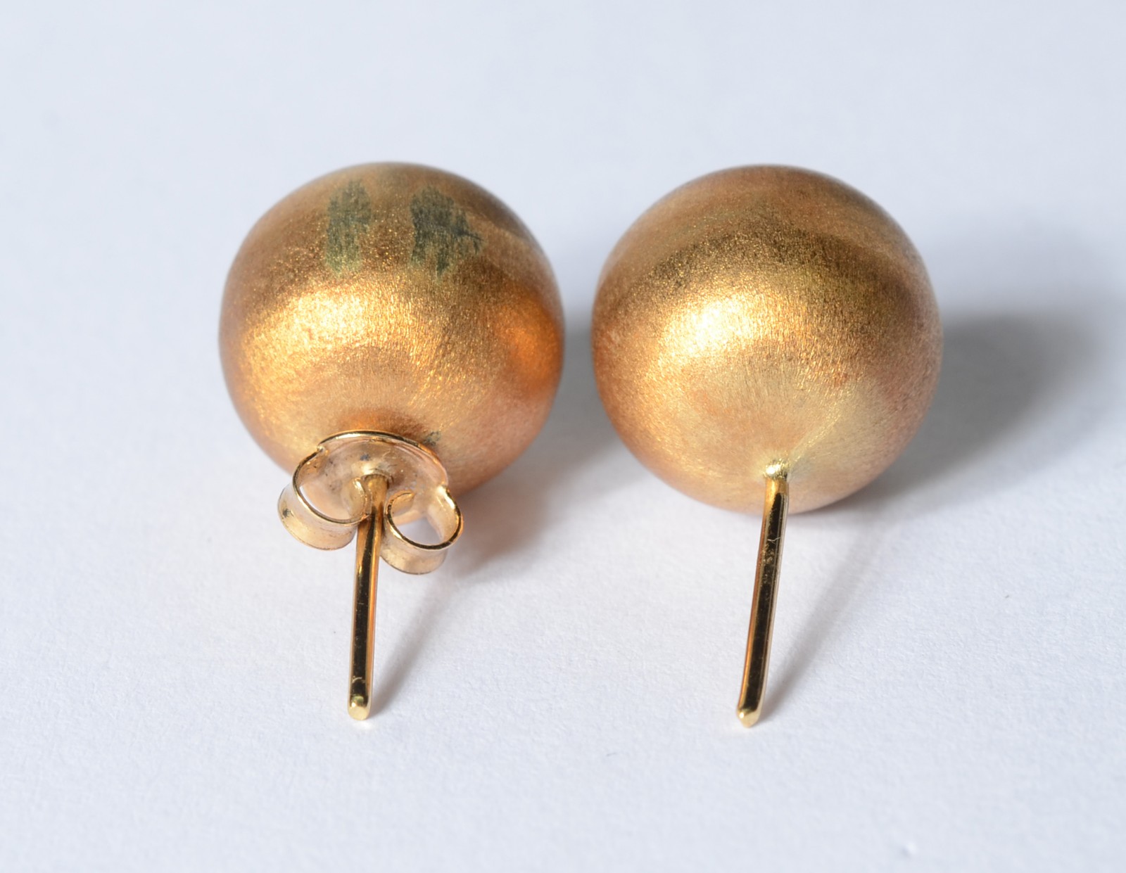 Par de brincos na forma de esferas de ouro 18 k. Apenas com uma... - foto 3 de 4