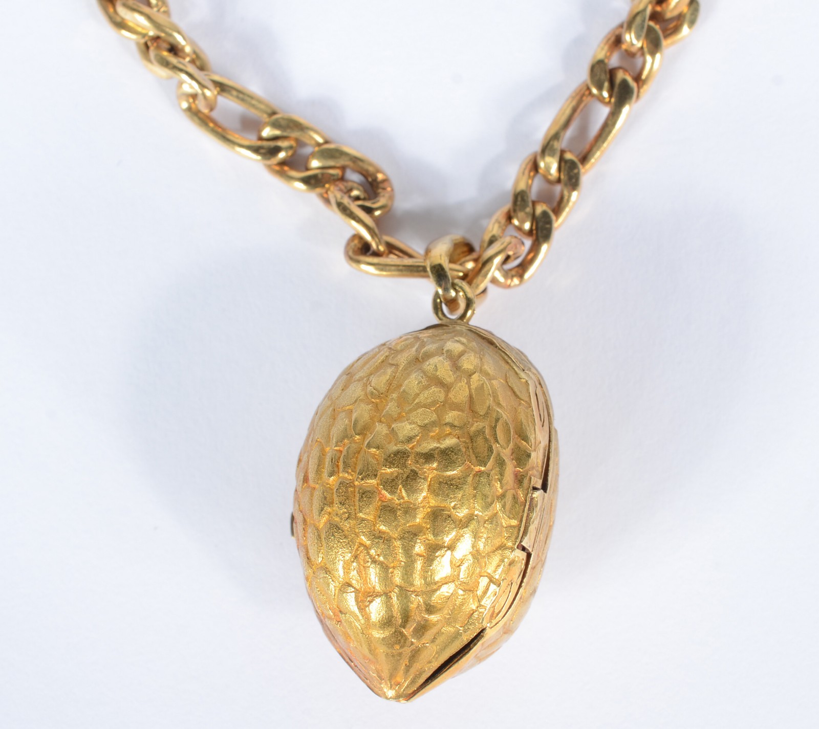 Colar com pendente na forma de "noz" de ouro 18 k. (Por motivos de... - foto 1 de 6