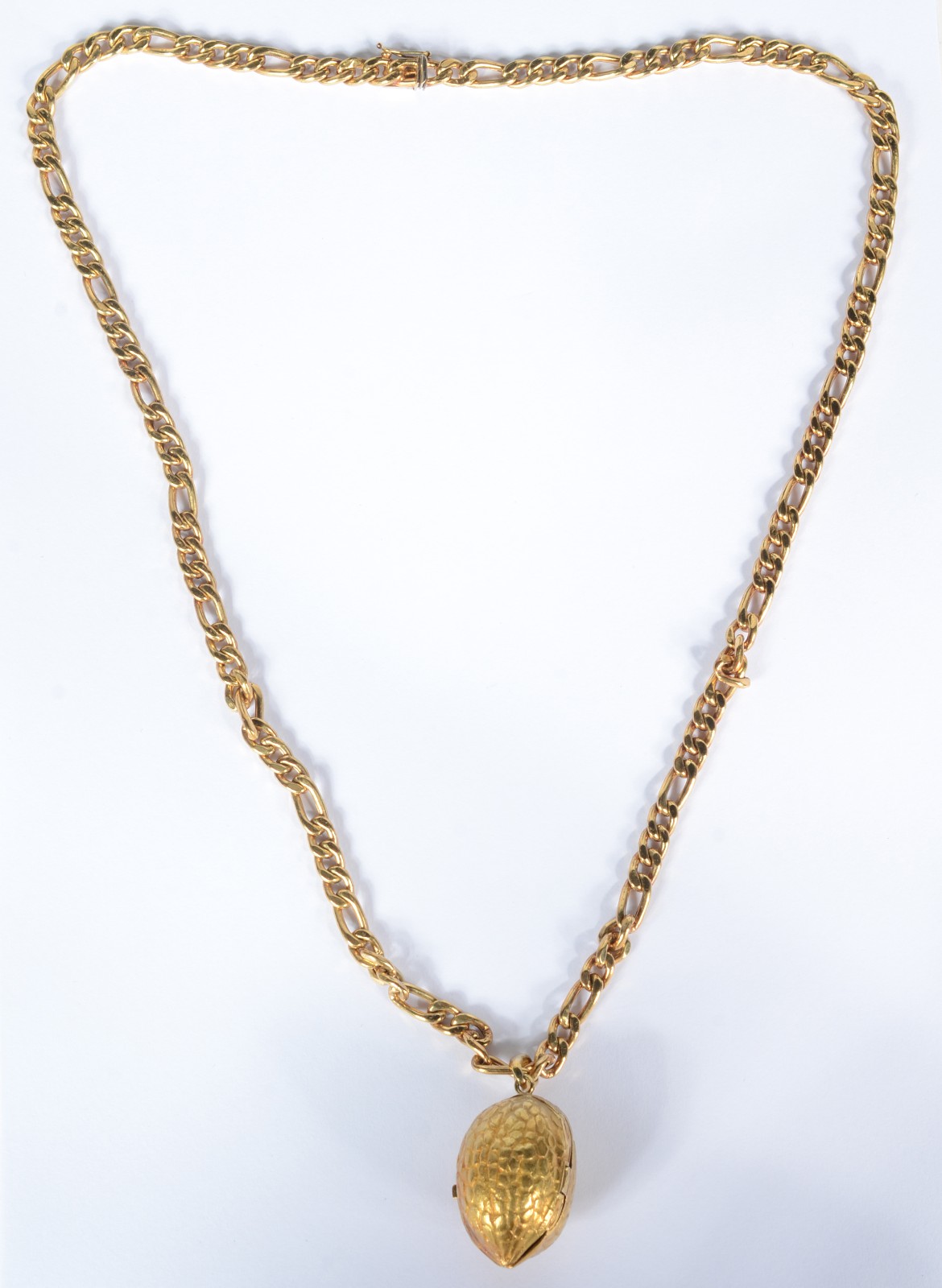 Colar com pendente na forma de "noz" de ouro 18 k. (Por motivos de... - foto 2 de 6