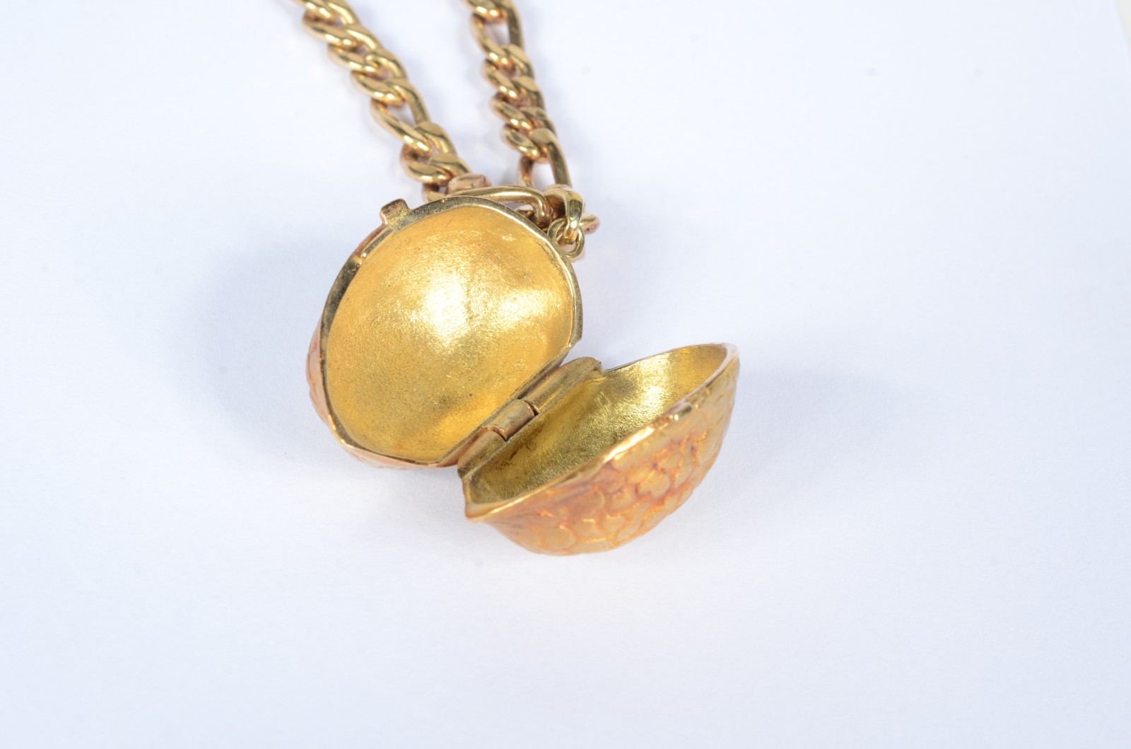 Colar com pendente na forma de "noz" de ouro 18 k. (Por motivos de... - foto 3 de 6