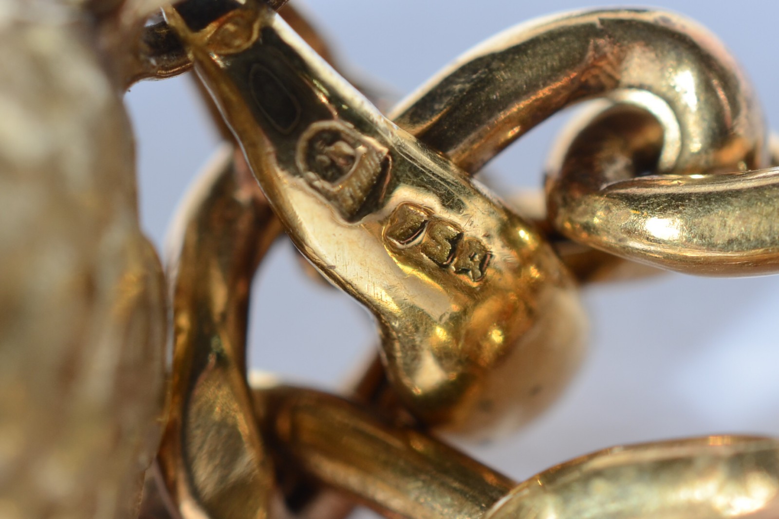 Colar com pendente na forma de "noz" de ouro 18 k. (Por motivos de... - foto 5 de 6