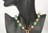 Colar com pedras turquesas intercaladas com  es... - Colar com pedras turquesas intercaladas com  esferas e detalhes em ouro 18 k. com pedra turquesa.  (Por motivos de segurança a peça não se encon...