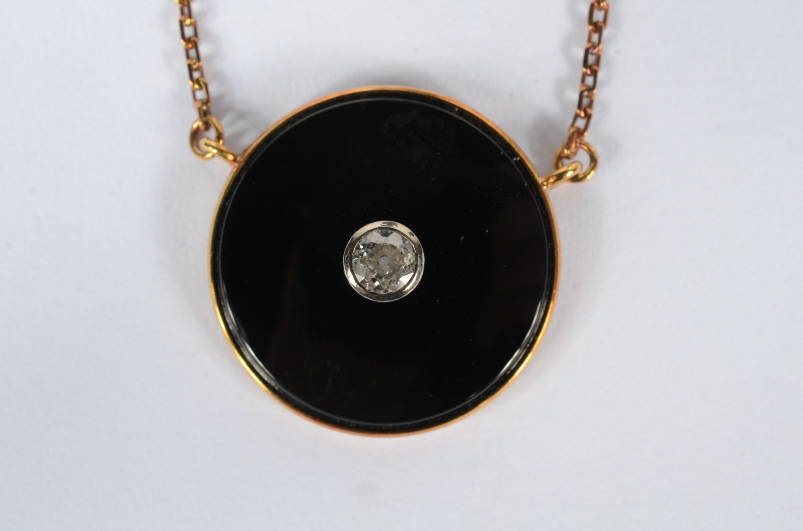 Colar de ouro 18 k., com pedra ônix e brilhante central. (Por motivos... - foto 1 de 4