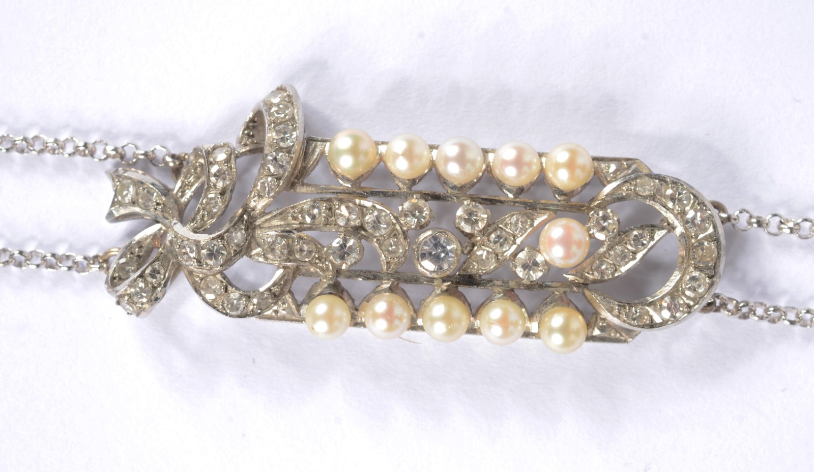 Pulseira de platina com brilhantes e mini perolas. (Por motivos de... - foto 1 de 4