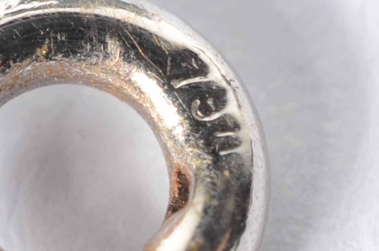 Pulseira de platina com brilhantes e mini perolas. (Por motivos de... - foto 4 de 4