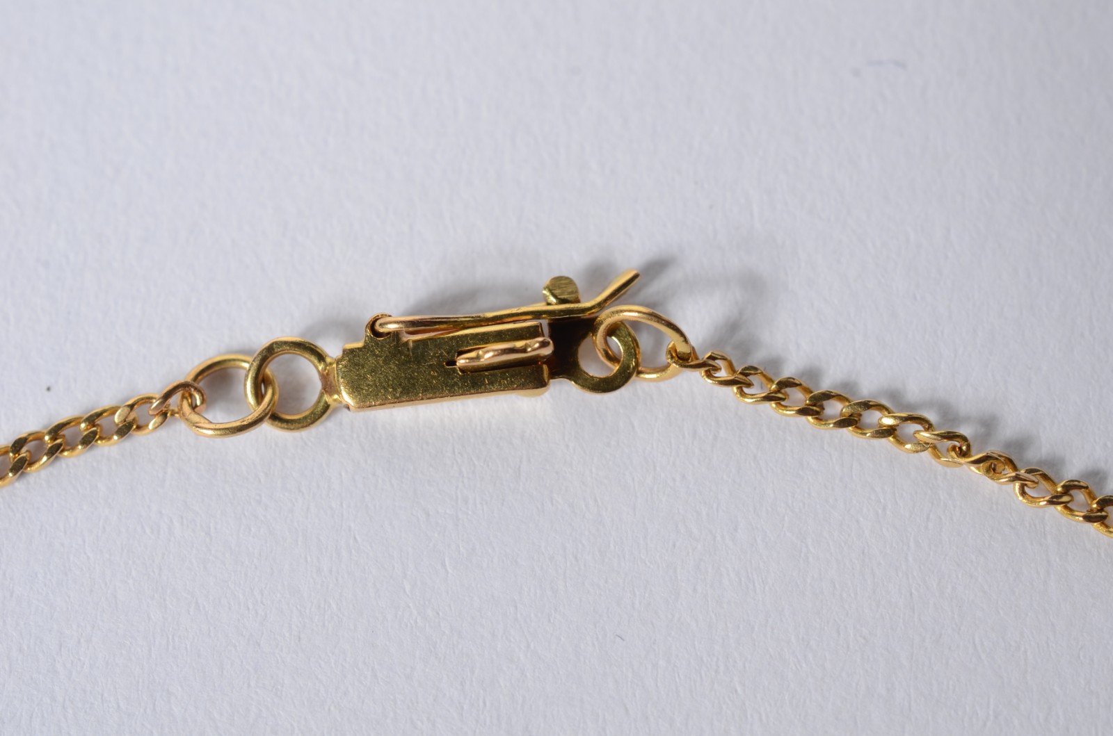 Dois cordões de ouro. 18 k., um deles contraste 750 mls. (Por motivos... - foto 2 de 7