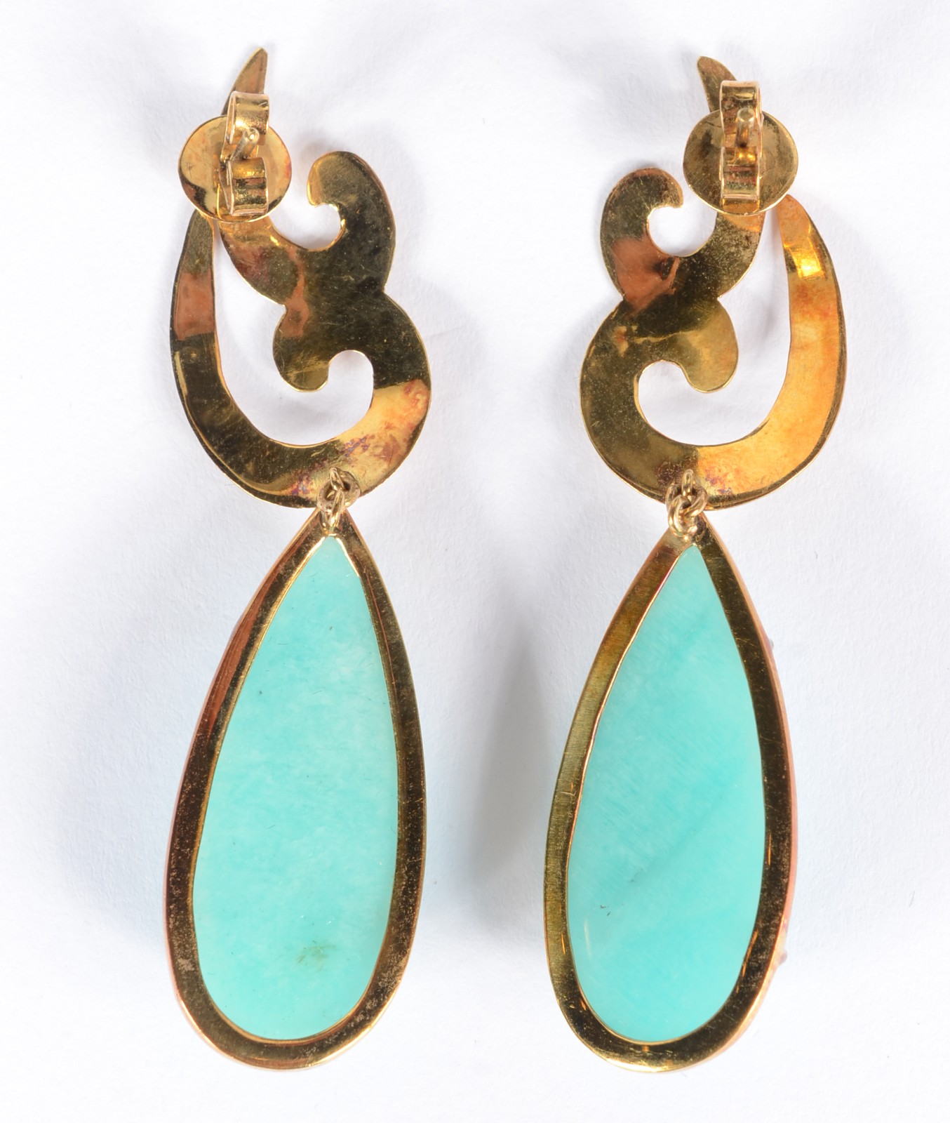 Par de brincos de ouro 18 k., com pedra turquesa na forma de gota... - foto 2 de 3