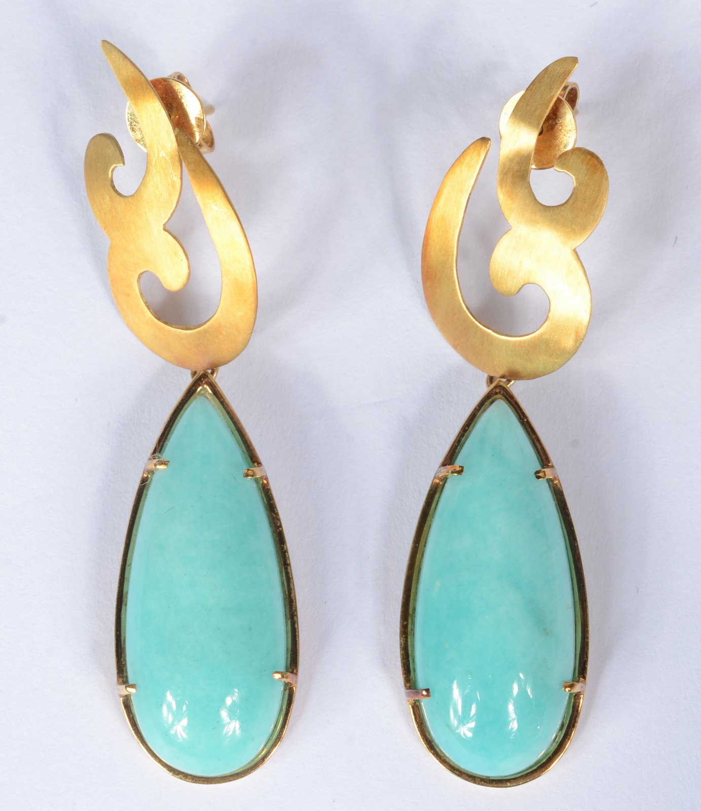 Par de brincos de ouro 18 k., com pedra turquesa na forma de gota... - foto 1 de 3