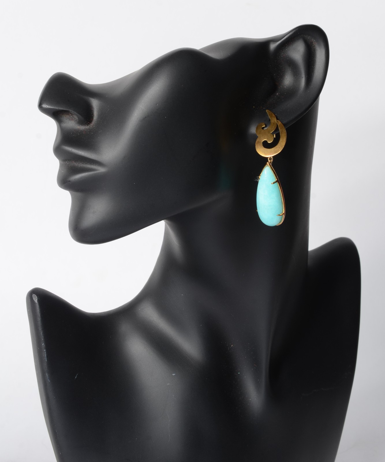 Par de brincos de ouro 18 k., com pedra turquesa na forma de gota... - foto 3 de 3