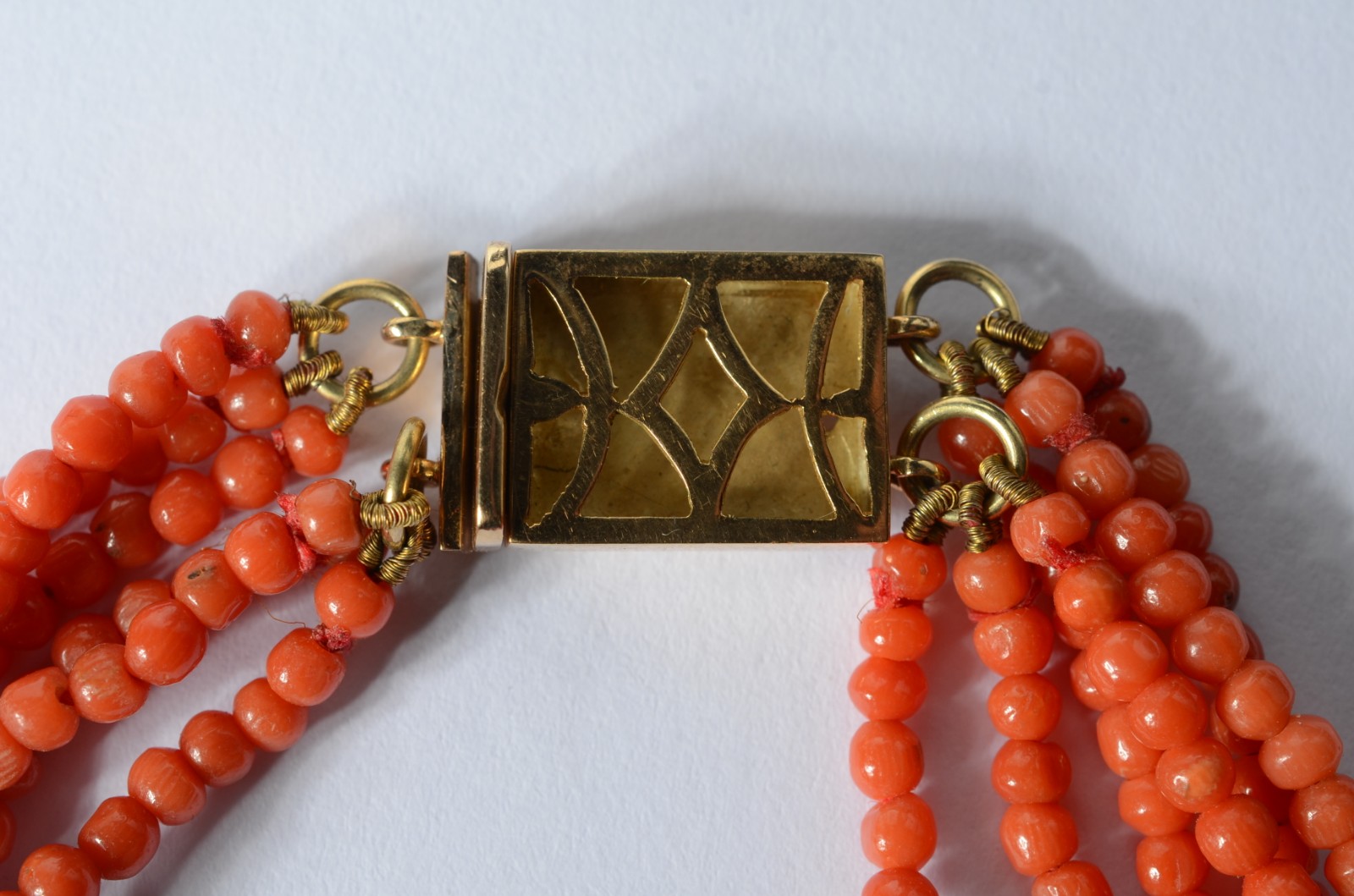 Colar com pedras coral com fecho de ouro 18 k., contraste 750 mls... - foto 1 de 5