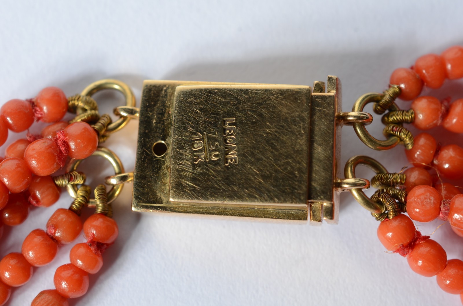 Colar com pedras coral com fecho de ouro 18 k., contraste 750 mls... - foto 3 de 5