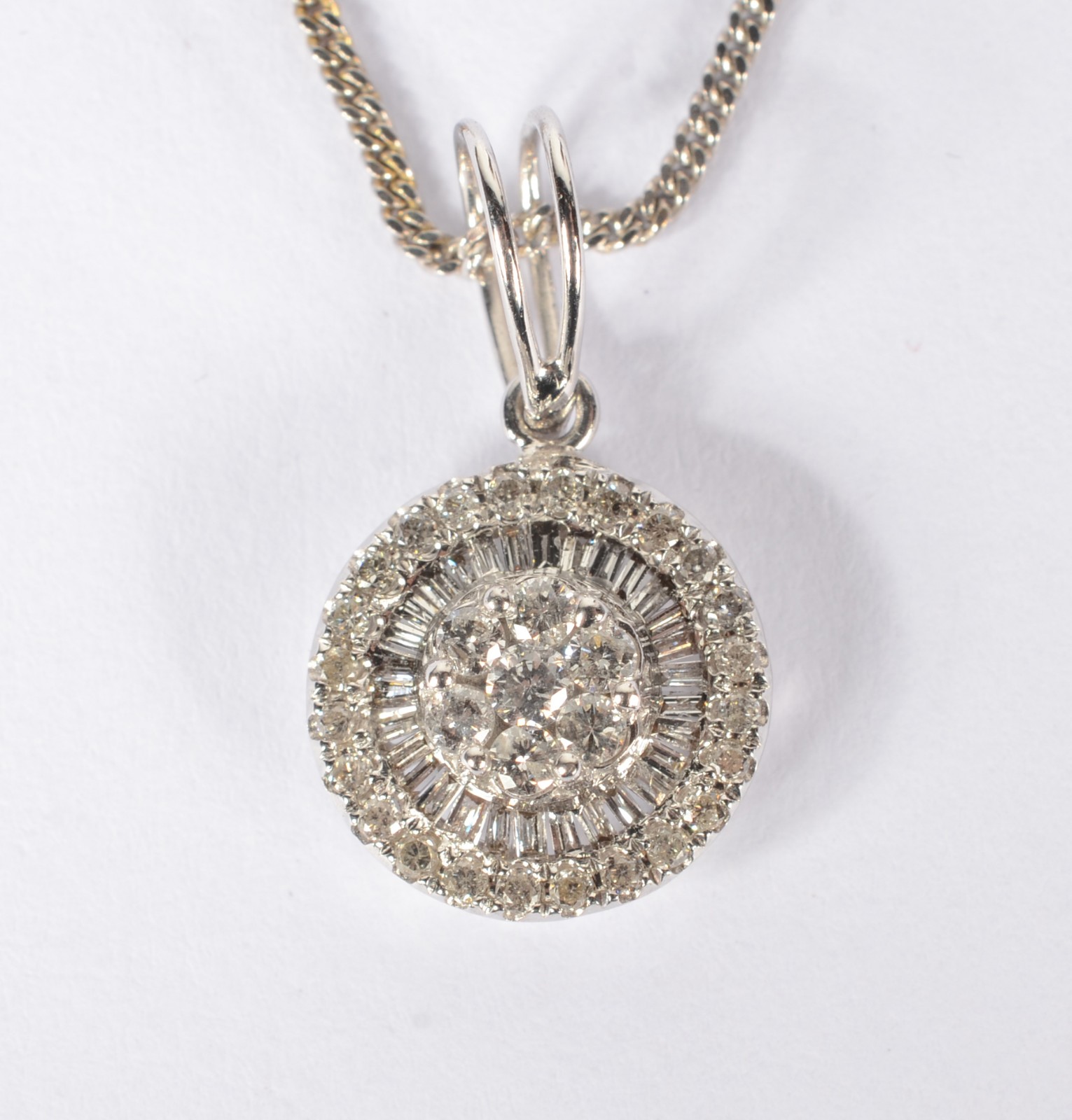 Colar de ouro branco, contraste 750 mls com pendente na forma de... - foto 1 de 7