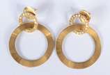 Par de brincos com duas  "argolas" de ouro 18 k... - Par de brincos com duas  "argolas" de ouro 18 k., com brilhantes. (Por motivos de segurança a peça não se encontra na loja).