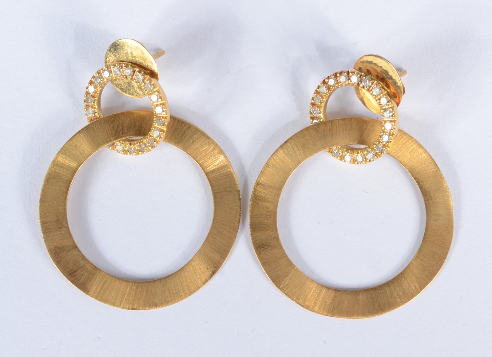Par de brincos com duas "argolas" de ouro 18 k., com brilhantes. (Por... - foto 1 de 3