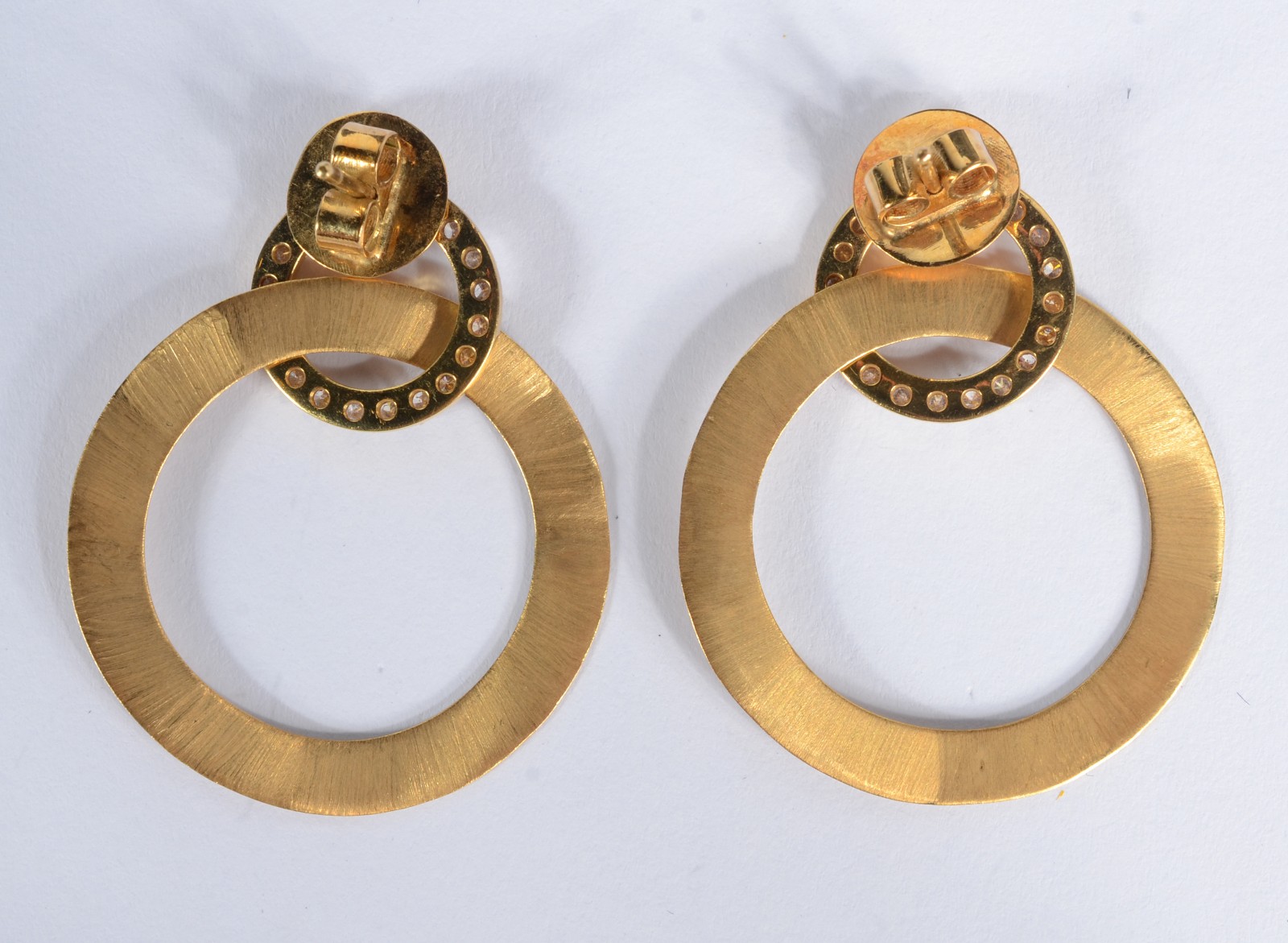 Par de brincos com duas "argolas" de ouro 18 k., com brilhantes. (Por... - foto 2 de 3