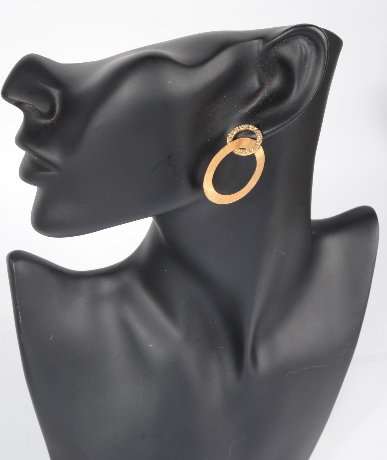 Par de brincos com duas "argolas" de ouro 18 k., com brilhantes. (Por... - foto 3 de 3