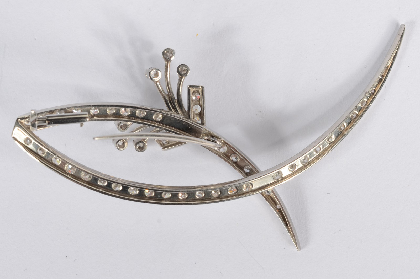 Broche de platina na forma de ramo de flores com brilhantes. (Por... - foto 3 de 4