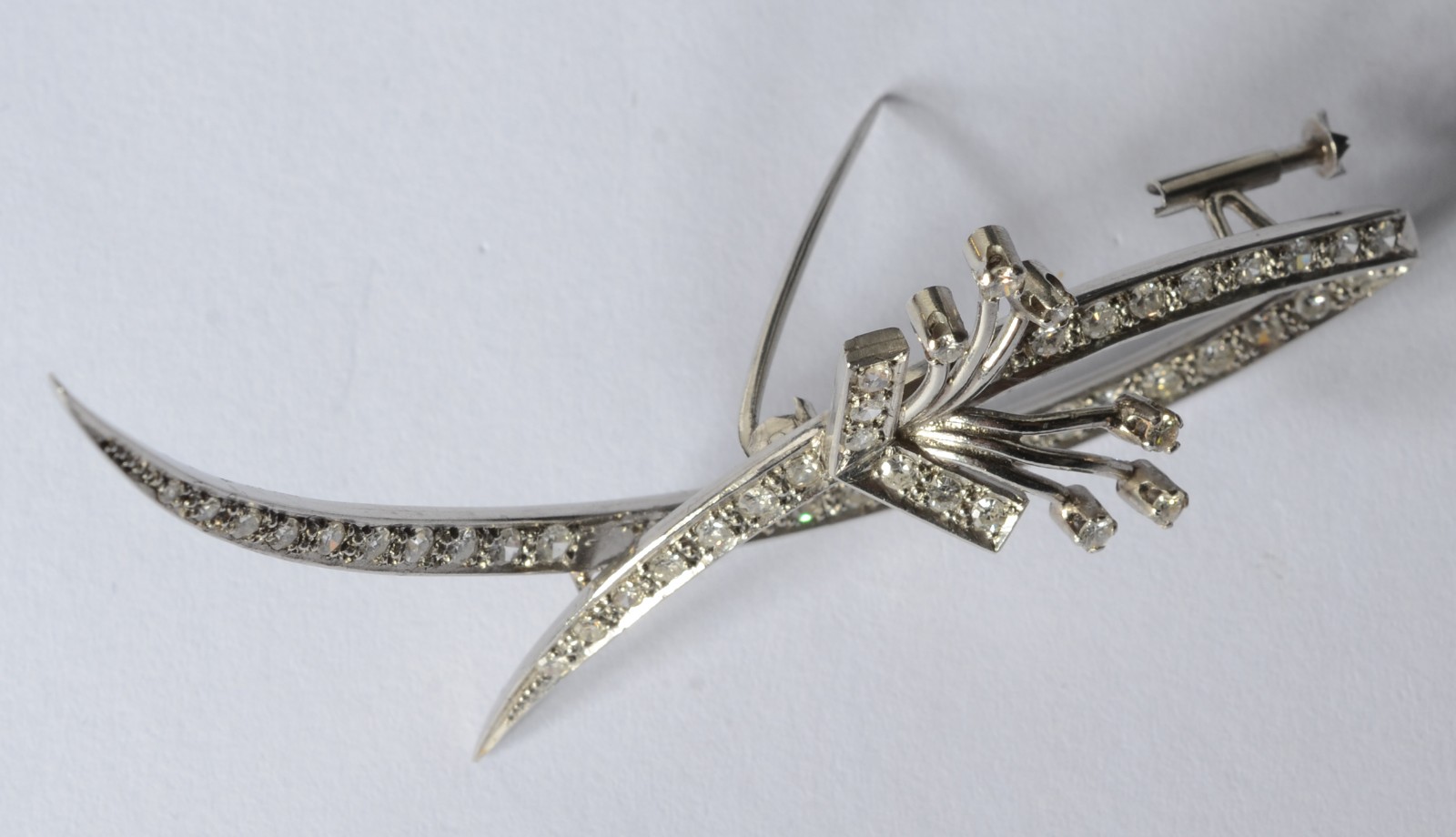 Broche de platina na forma de ramo de flores com brilhantes. (Por... - foto 4 de 4