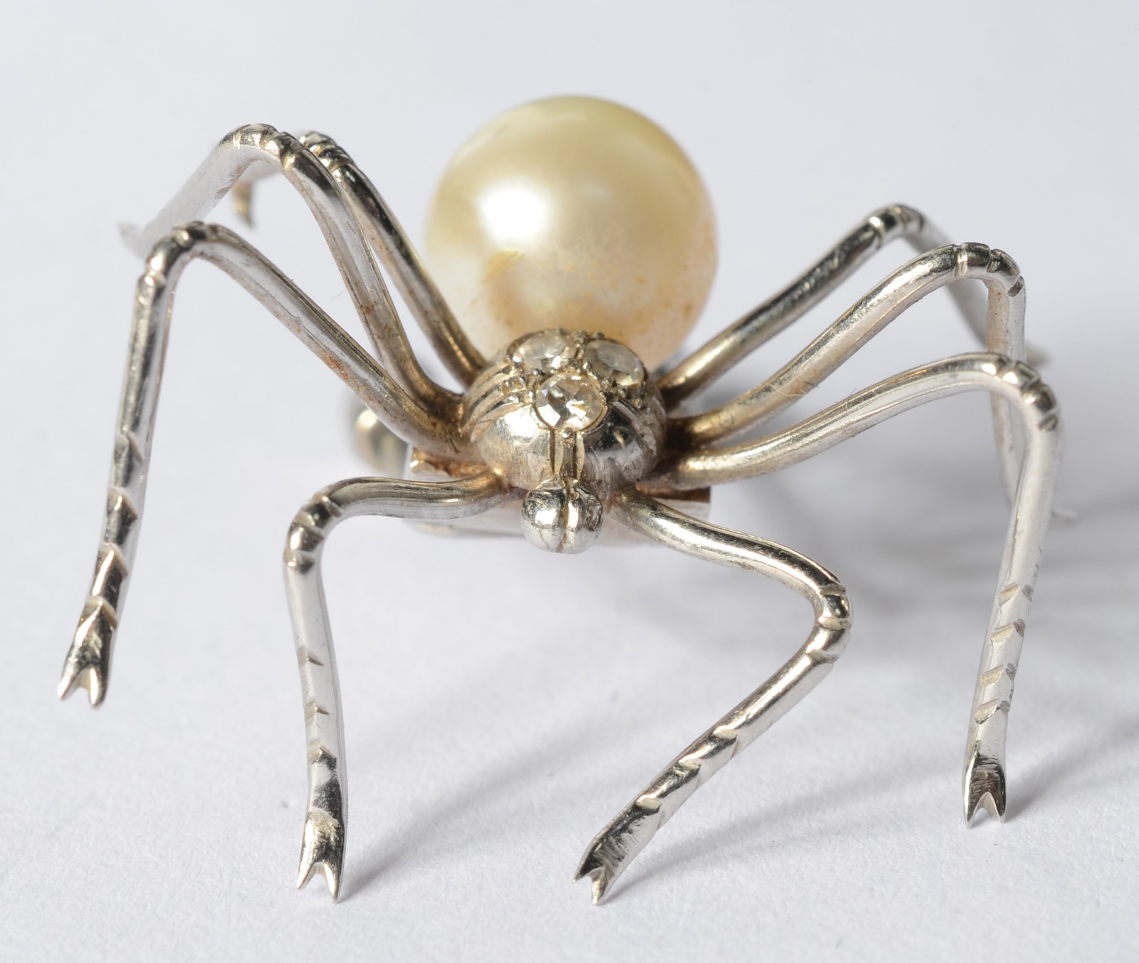 Broche de platina feitio aranha com brilhantes e perola. (Por motivos... - foto 1 de 5