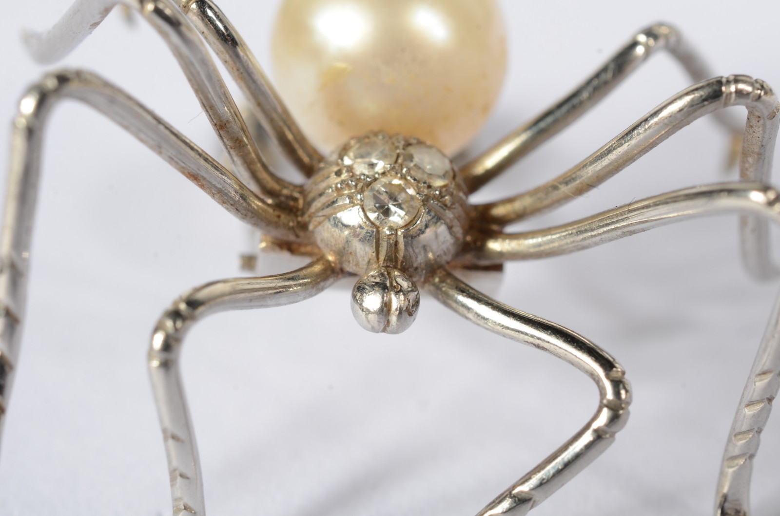 Broche de platina feitio aranha com brilhantes e perola. (Por motivos... - foto 2 de 5