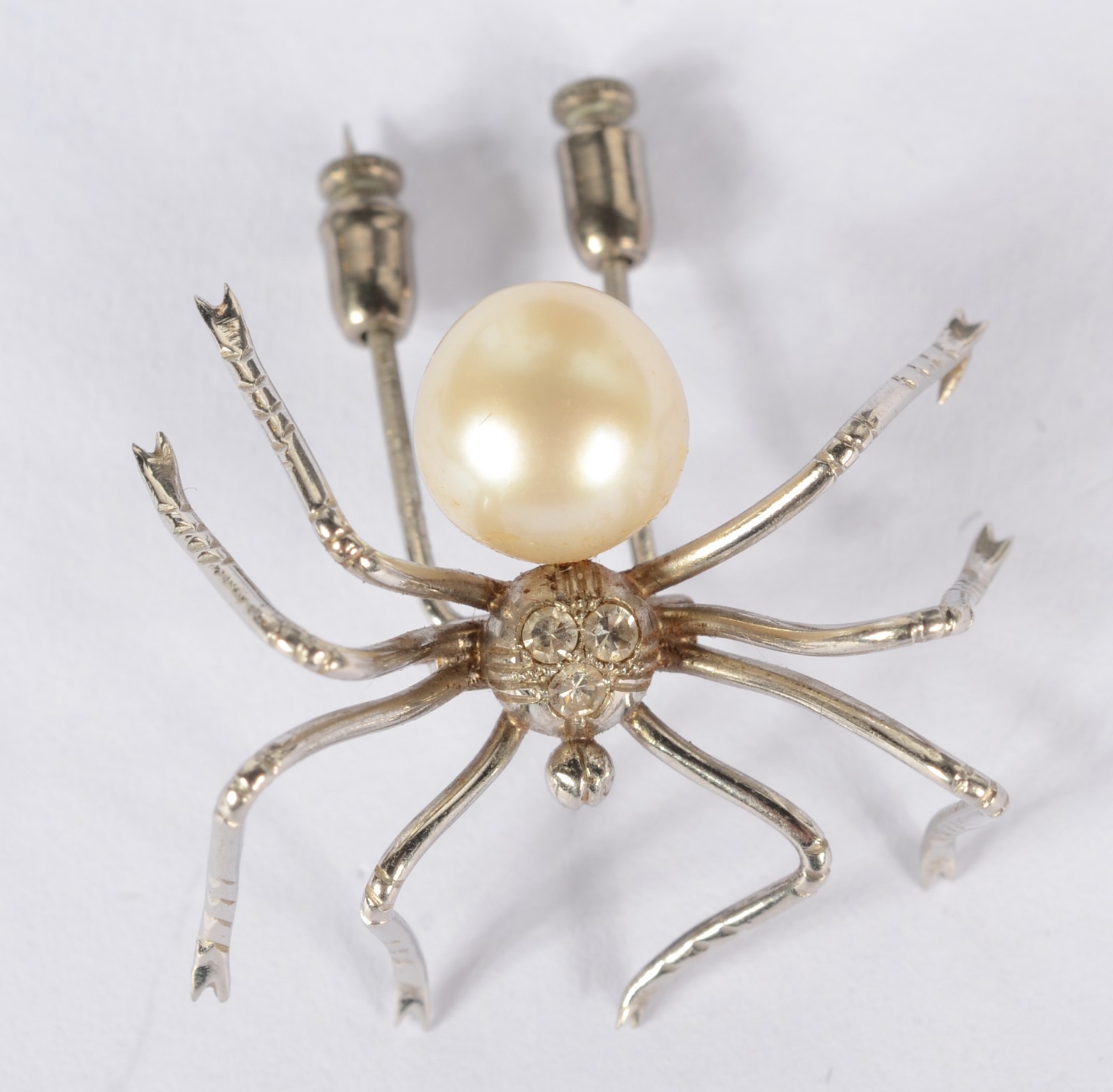 Broche de platina feitio aranha com brilhantes e perola. (Por motivos... - foto 3 de 5
