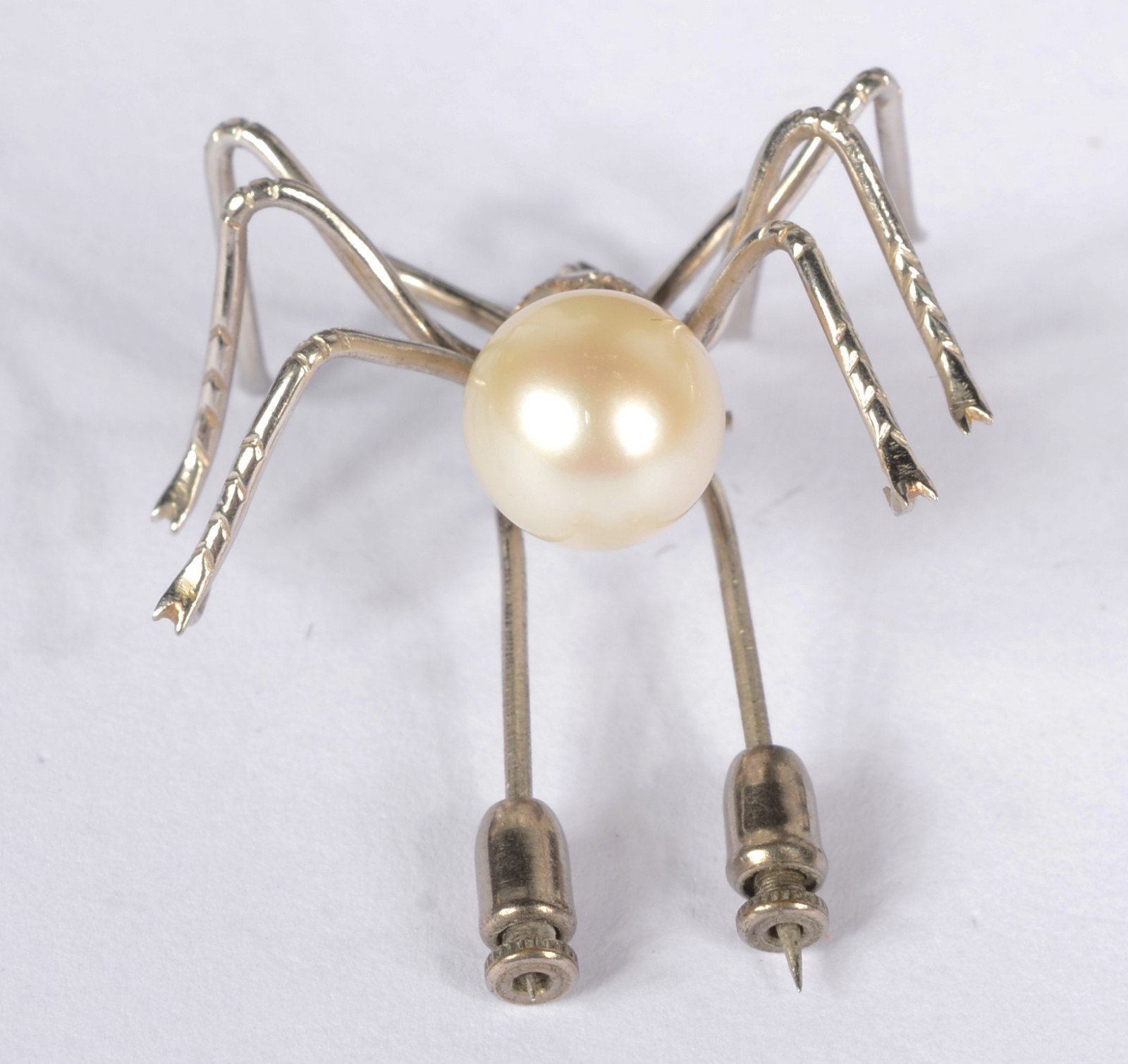 Broche de platina feitio aranha com brilhantes e perola. (Por motivos... - foto 4 de 5