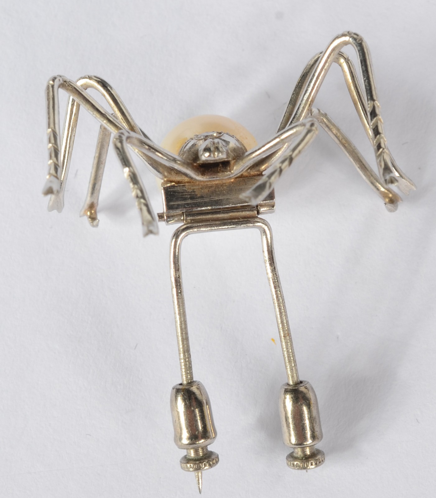 Broche de platina feitio aranha com brilhantes e perola. (Por motivos... - foto 5 de 5